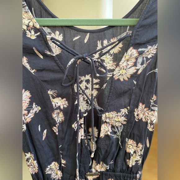 Romper with criss-cross strap back design - Picture 4 of 5